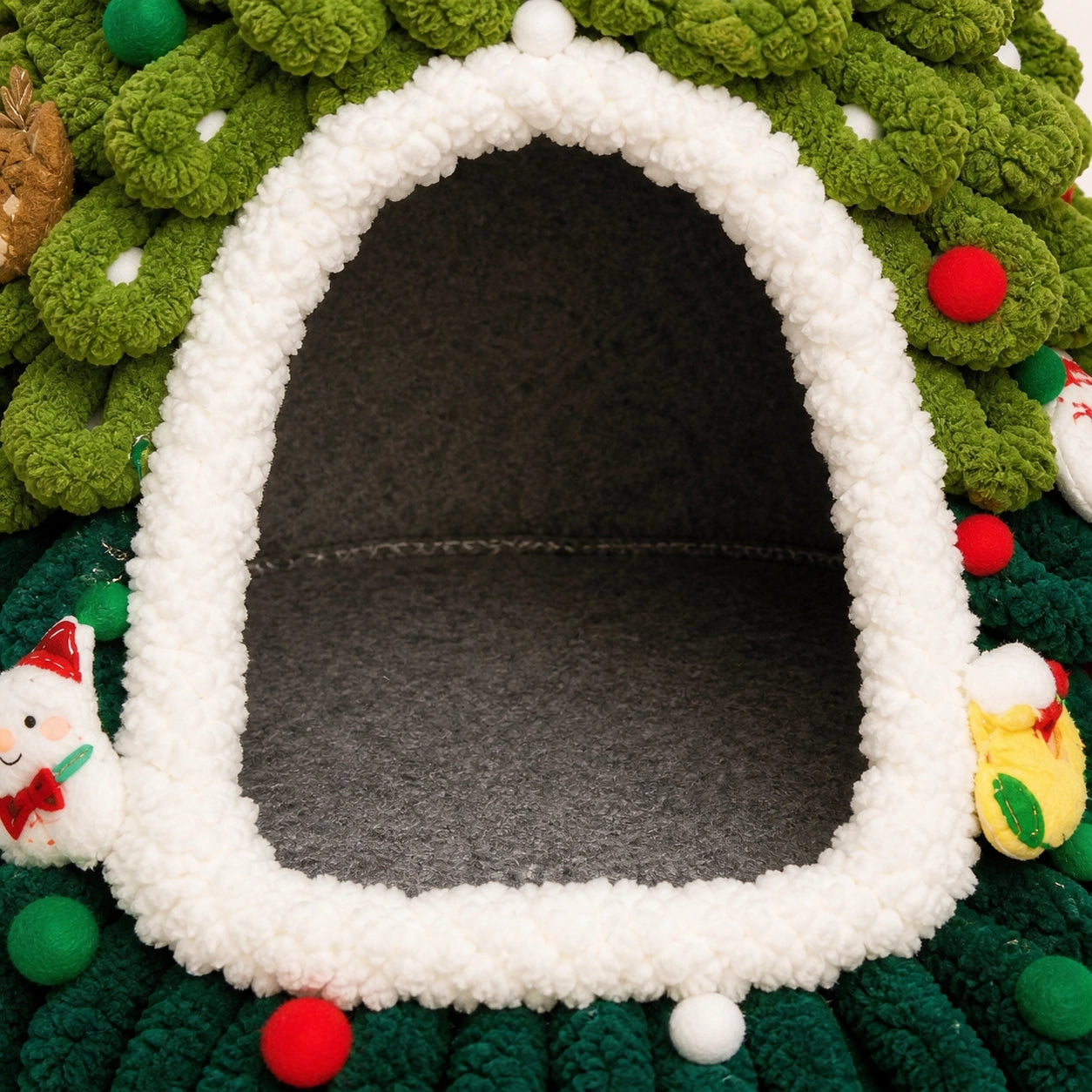 The tree bed has an integrated interior floor and no separate loose bottom cushion.